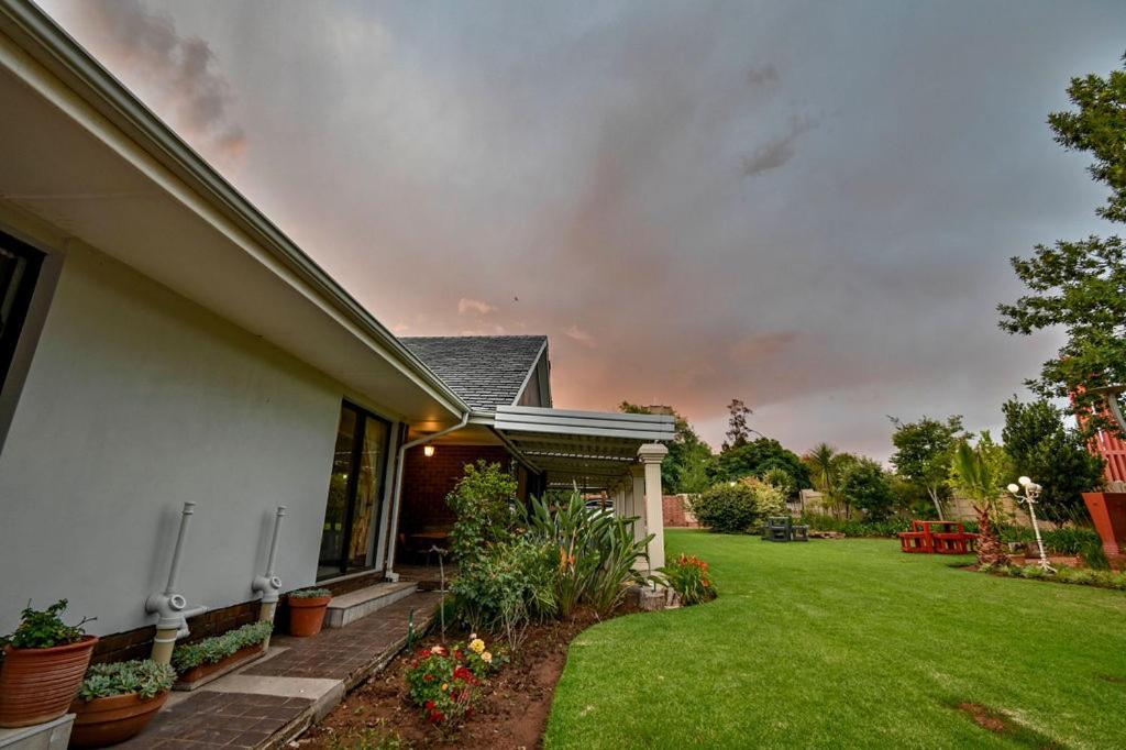 Iszis Guest House Bloemfontein Exterior foto